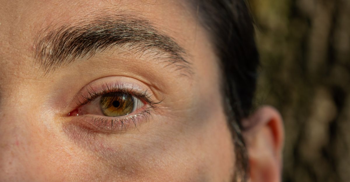 Primer plano de un rostro humano iluminado por luz azul de pantalla