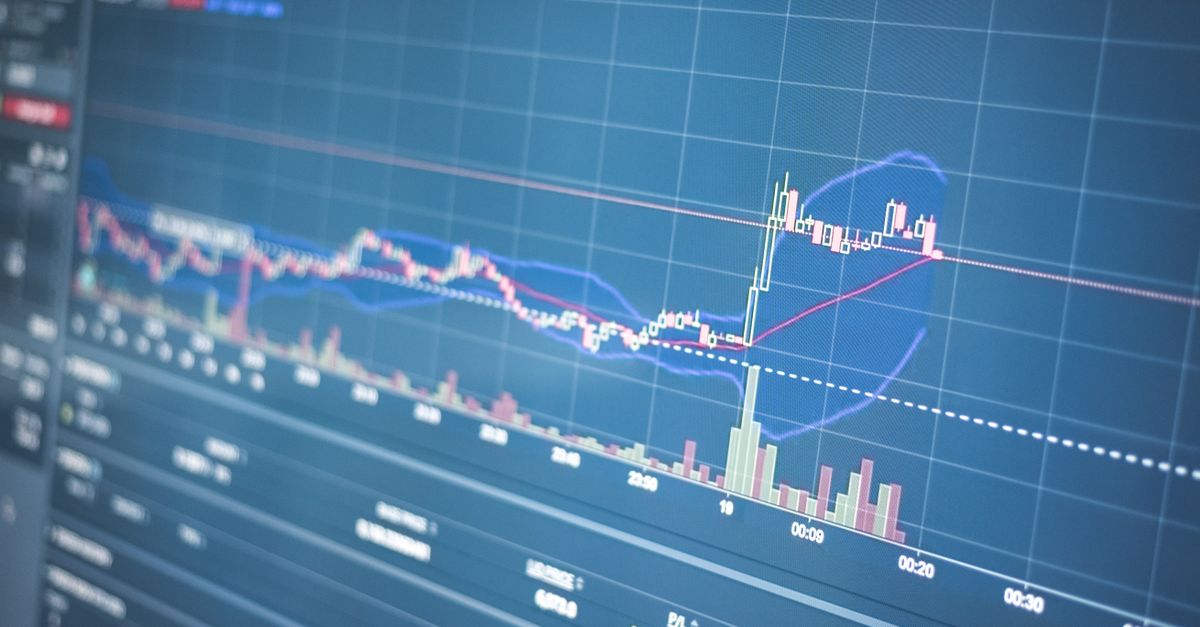 Pantalla con gráficos financieros y columnas de cifras